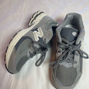 New Balance Kids Charcoal Gray Sneakers Size: 3